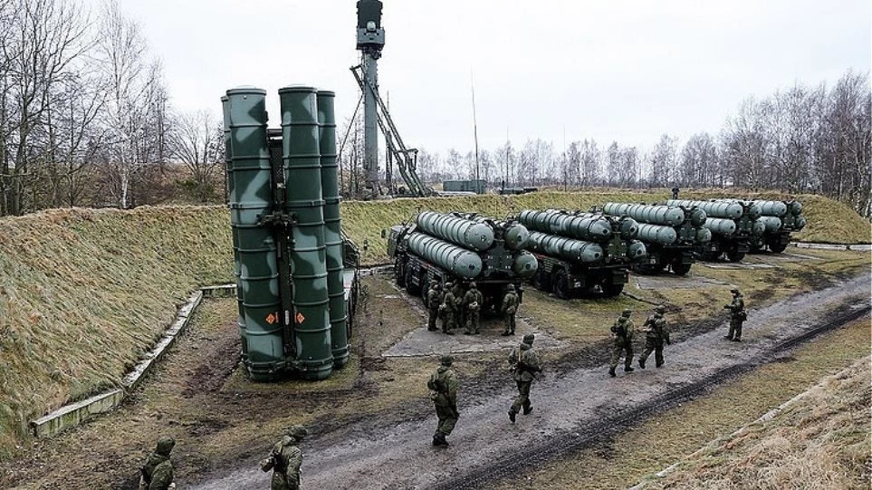 «Ομπρέλα» S-400 από Πούτιν στα σύνορα με την Ευρώπη: «Απόρθητα κάστρα» Κριμαία και Καλίνινγκραντ